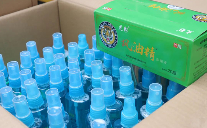 為環(huán)衛(wèi)工人送上風油精、花露水.jpg