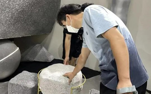 觀眾現(xiàn)場感受質(zhì)感涂料.jpg